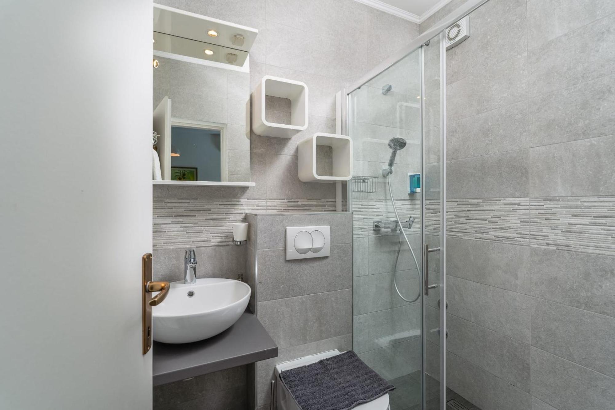 Orange Tree Apartment *